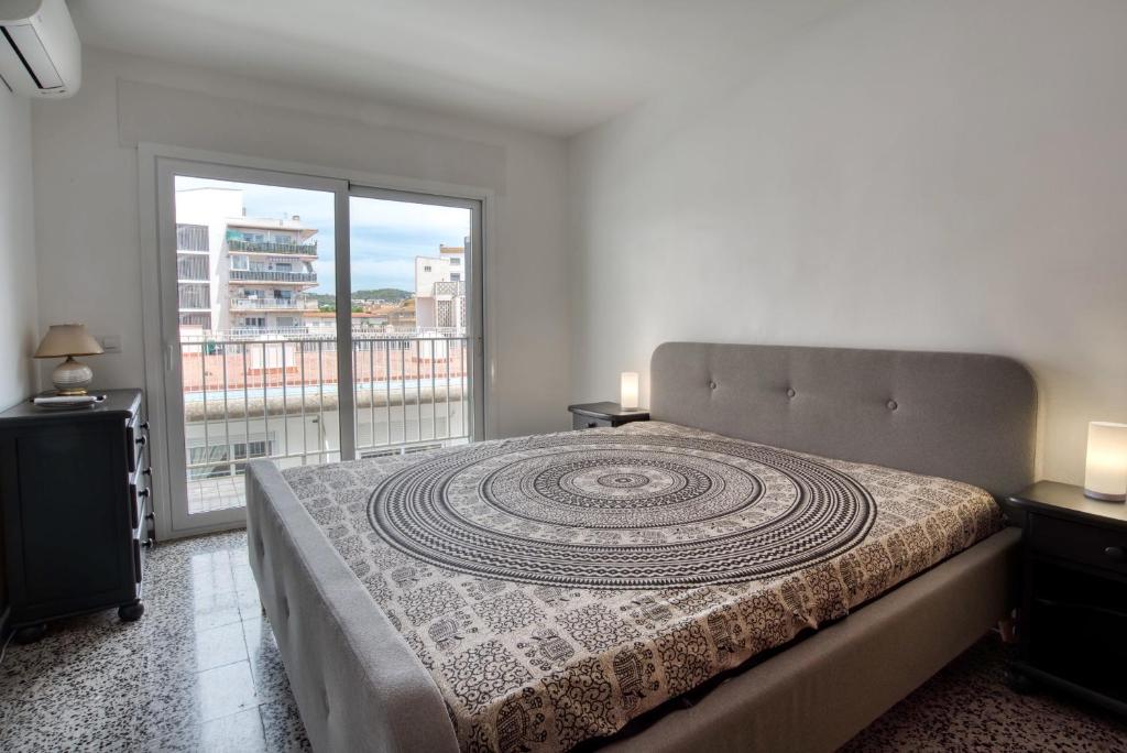 Posteľ alebo postele v izbe v ubytovaní Albatros Apartament per 5 persones en ple centre amb gran terrassa i aparcament a 5 minuts de la Platja Gran