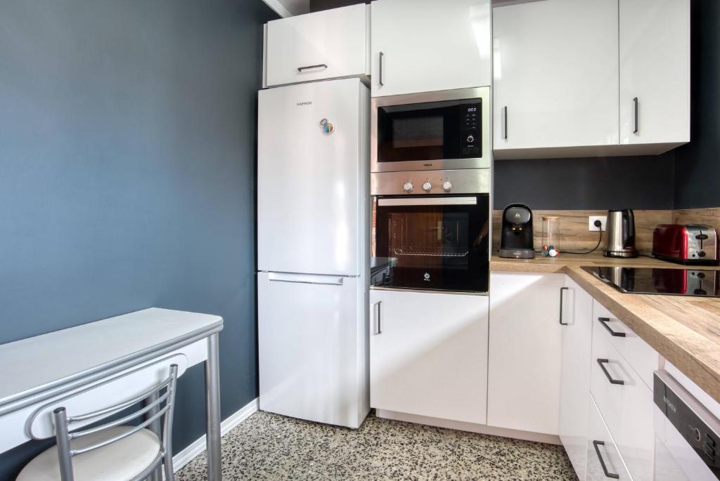 Kuchyňa alebo kuchynka v ubytovaní Albatros Apartament per 5 persones en ple centre amb gran terrassa i aparcament a 5 minuts de la Platja Gran