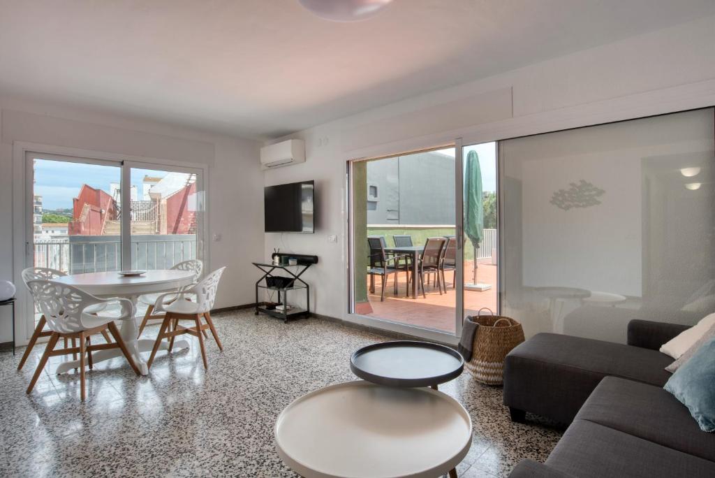 Televízia a/alebo spoločenská miestnosť v ubytovaní Albatros Apartament per 5 persones en ple centre amb gran terrassa i aparcament a 5 minuts de la Platja Gran