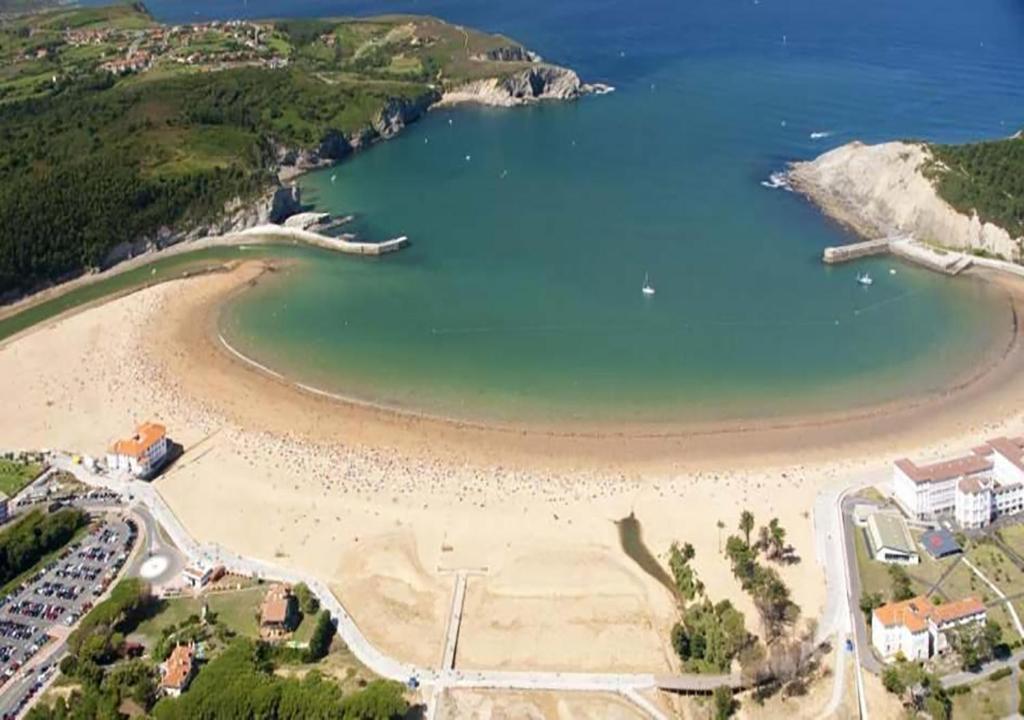 una vista aérea de una playa con un cuerpo de agua en Apartamento Bahía de Plentzia, en Plentzia