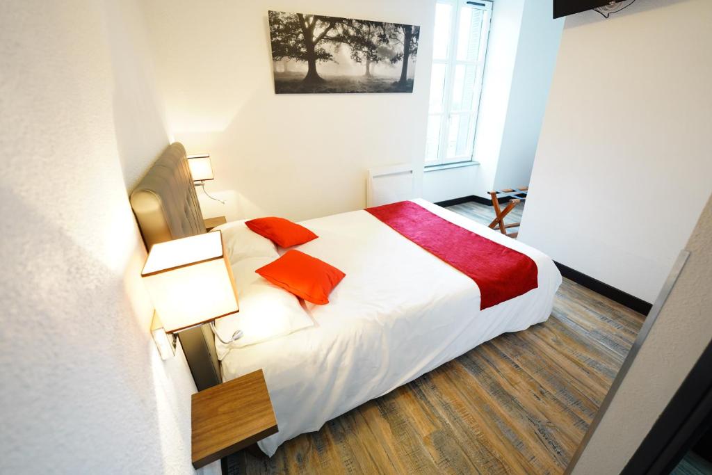 Postel nebo postele na pokoji v ubytování Logis Hôtel Le Relais Des Remparts