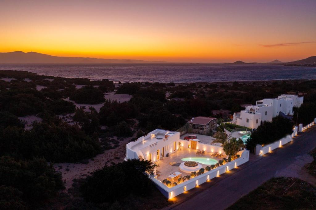 uma vista aérea de uma villa ao pôr-do-sol em Villa Alyko em Praia de Aliko