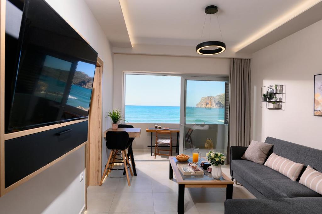 sala de estar con sofá y TV grande en Just Creta Sea View apartment, en La Canea