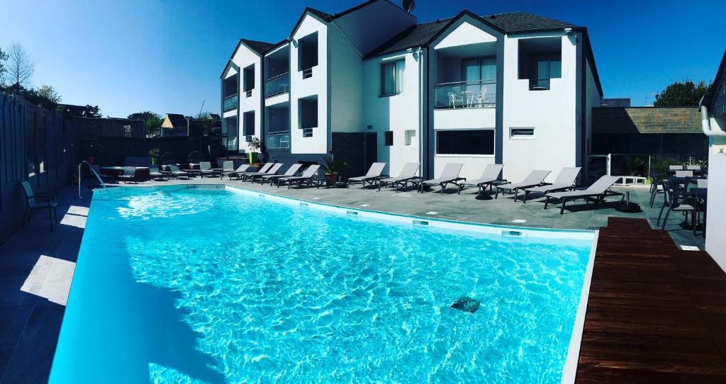 Bazén v ubytování Le Thalassa Hôtel & Spa nebo v jeho okolí