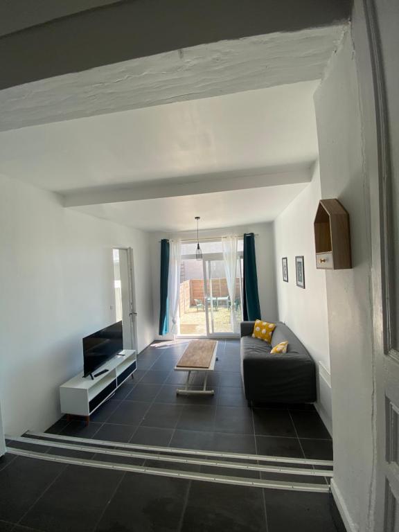 un salon avec un canapé et une table dans l'établissement Loft Boulonnais, à Boulogne-sur-Mer