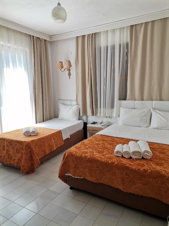 une chambre d'hôtel avec deux lits et une fenêtre dans l'établissement Adrasan Shambala, à Adrasan