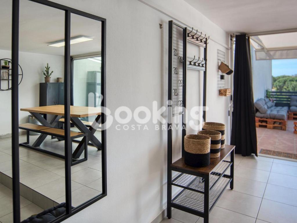 Fotografie z fotogalerie ubytování Begonias Apartament per 4 persones amb gran terrassa chill out a 10 minuts de la platja v destinaci Platja  d'Aro