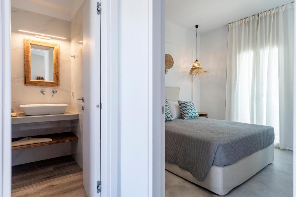 Postel nebo postele na pokoji v ubytování Drios Luxury Studios