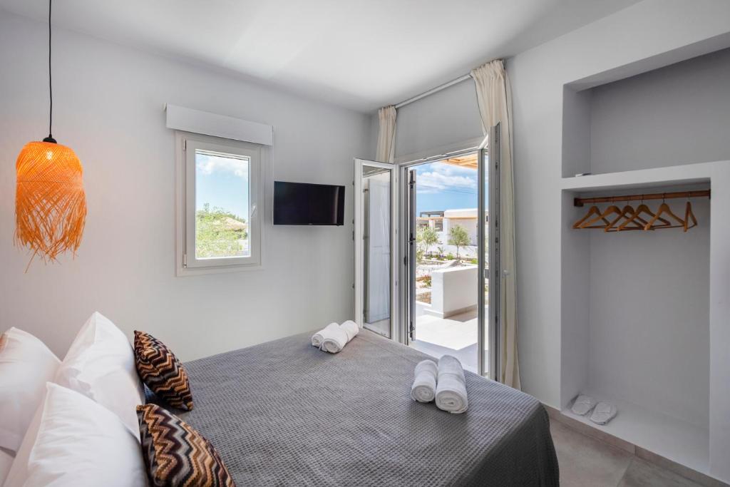 Postel nebo postele na pokoji v ubytování Drios Luxury Studios