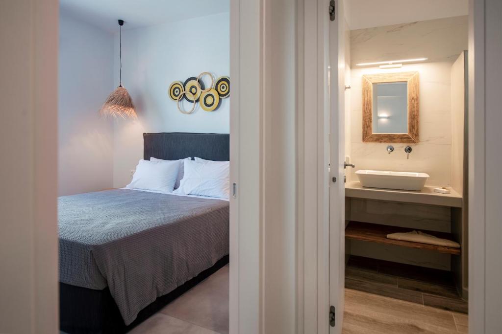 Postel nebo postele na pokoji v ubytování Drios Luxury Studios