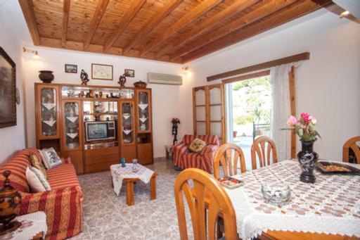 Zdjęcie z galerii obiektu Fernanda's Traditional 2 floor house w mieście Poros
