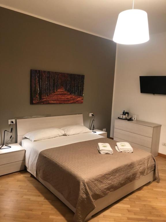 Guest House Brianza Room tesisinde bir odada yatak veya yataklar