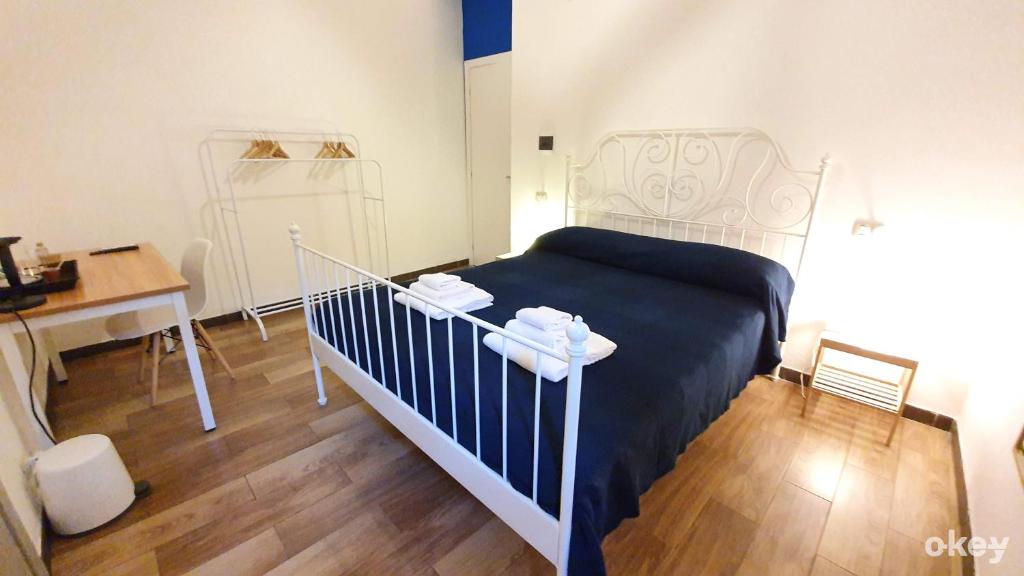 a bedroom with a bed and a table and a desk at I Covi Del Viaggiatore - Bari Politecnico in Bari