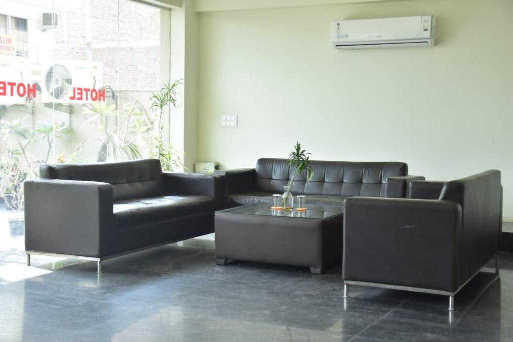 Posezení v ubytování Hotel Wedlock subhash chowk Gurgaon