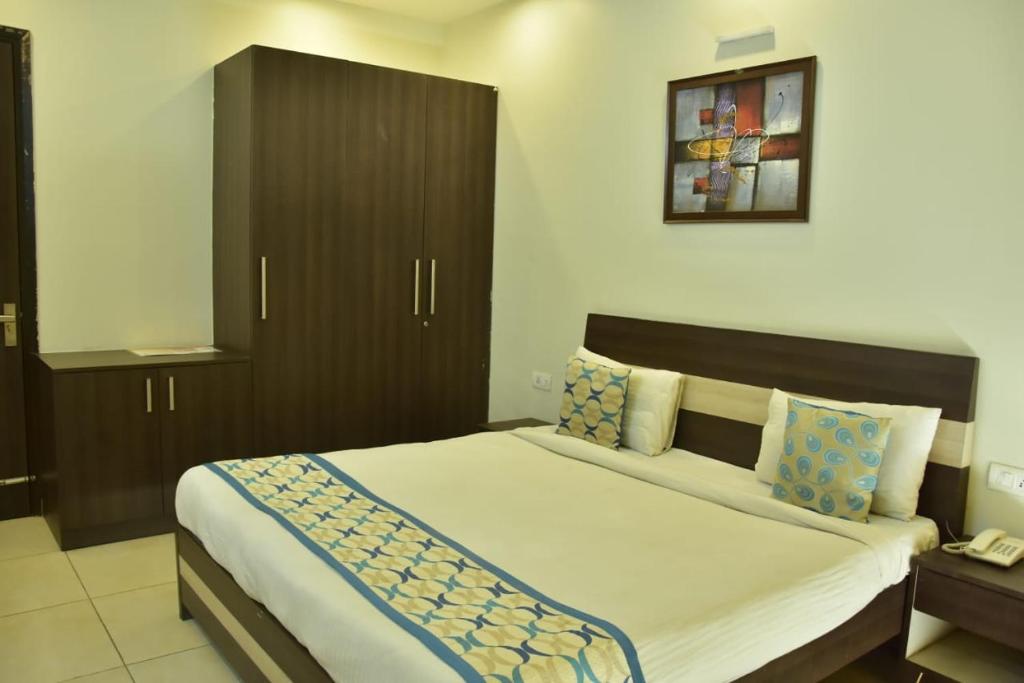 Postel nebo postele na pokoji v ubytování Hotel Wedlock subhash chowk Gurgaon