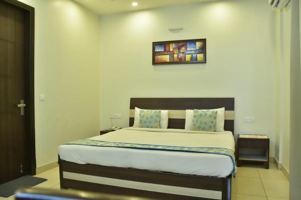 Postel nebo postele na pokoji v ubytování Hotel Wedlock subhash chowk Gurgaon