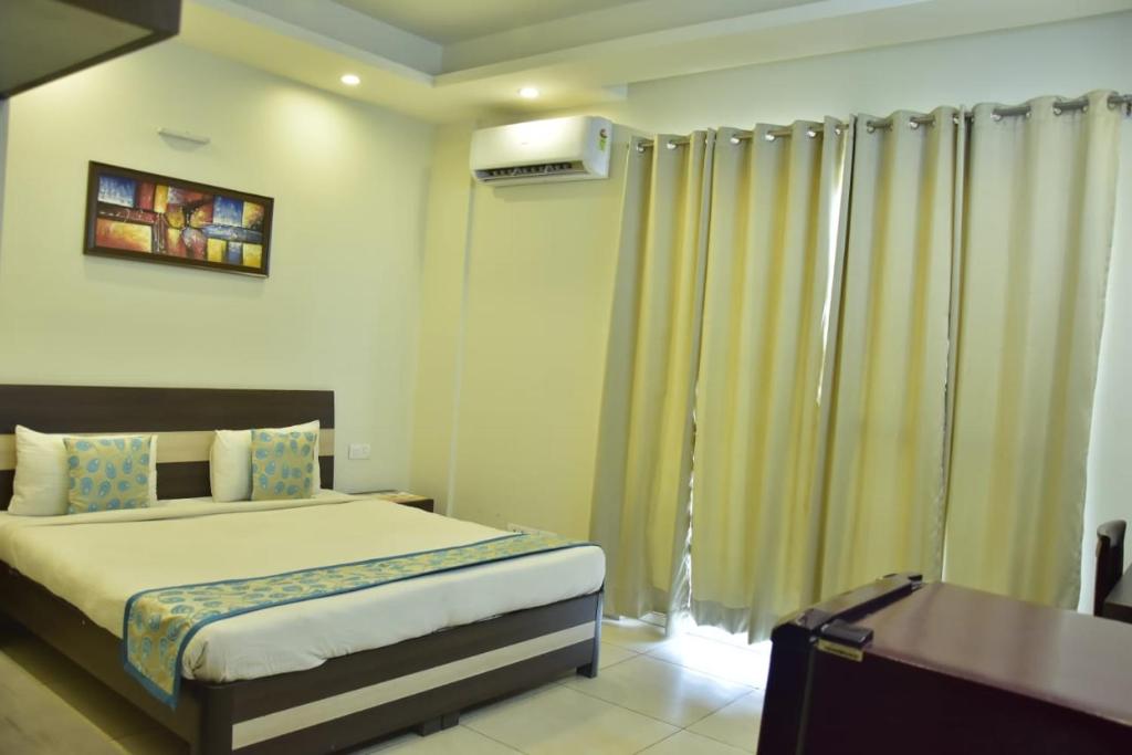 Postel nebo postele na pokoji v ubytování Hotel Wedlock subhash chowk Gurgaon