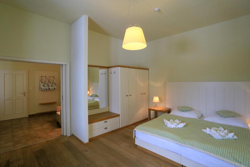 Postel nebo postele na pokoji v ubytování Resort Líšenský Dvůr