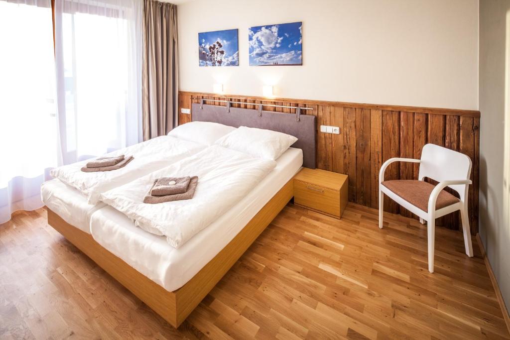 Postel nebo postele na pokoji v ubytování Resort Líšenský Dvůr