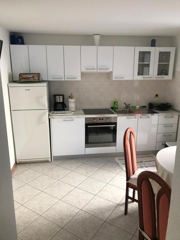 Kuchyňa alebo kuchynka v ubytovaní Apartments Aleksandar 2