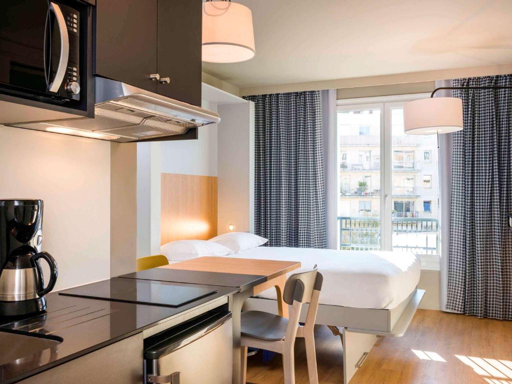Kuchyň nebo kuchyňský kout v ubytování Aparthotel Adagio Access La Défense Puteaux