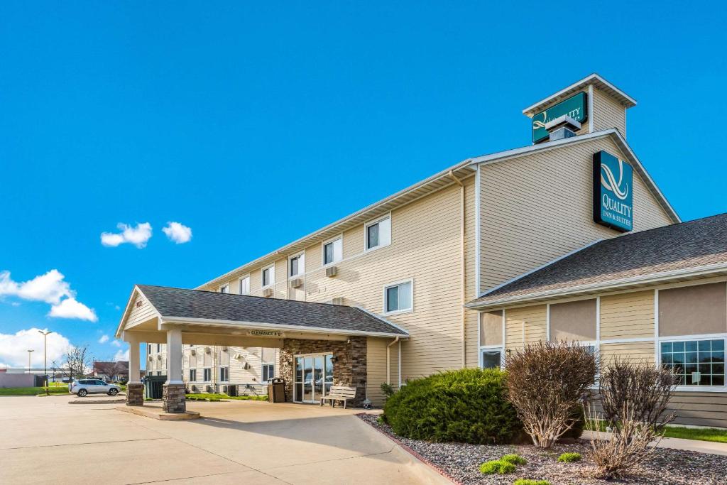 a hotel with a sign on the front of it at Quality Inn & Suites Eldridge Davenport North in Eldridge