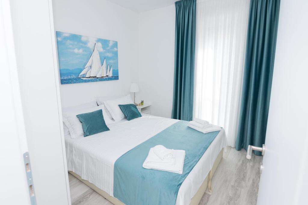 Posteľ alebo postele v izbe v ubytovaní Luxury Villa Teuta with Heated Pool