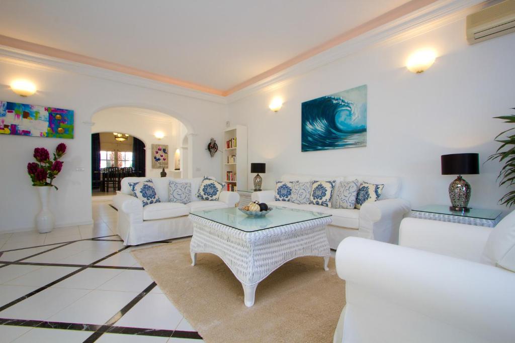 A seating area at SUEÑOS DEL MAR by Buenavilla