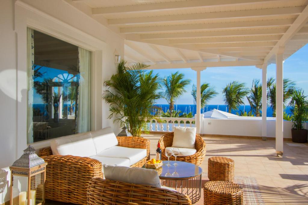A seating area at SUEÑOS DEL MAR by Buenavilla