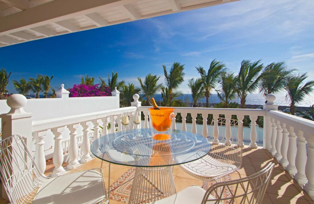 A balcony or terrace at SUEÑOS DEL MAR by Buenavilla