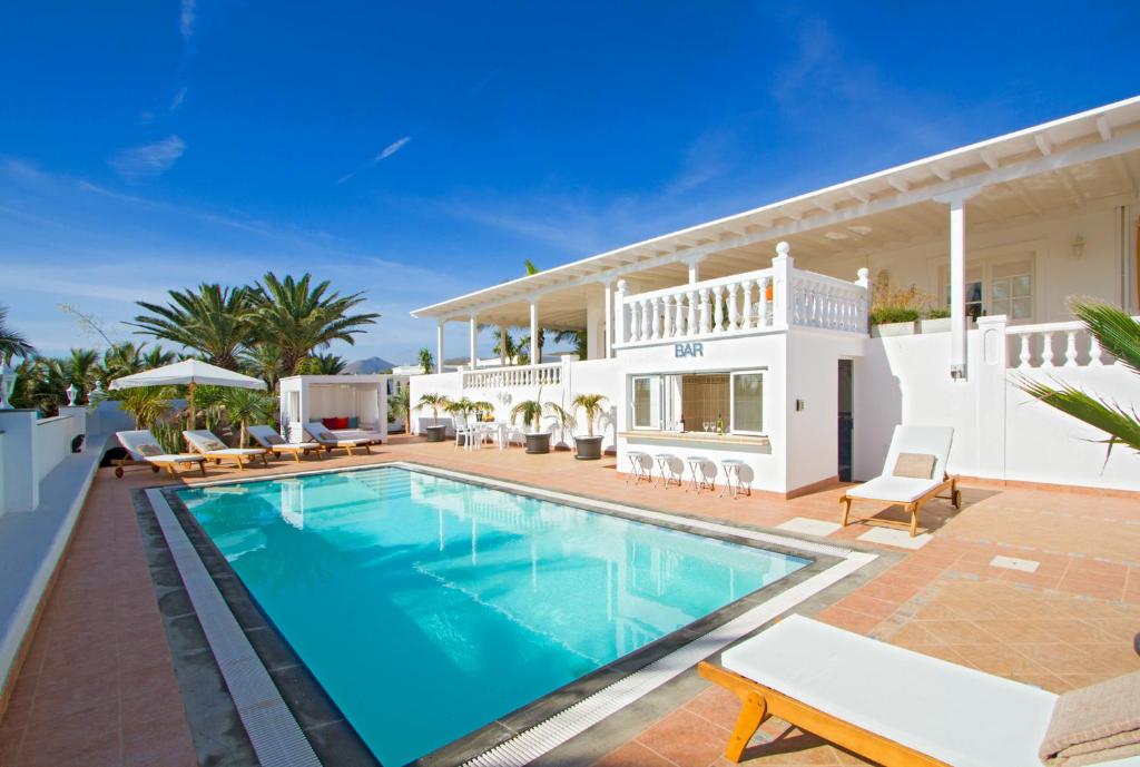 The swimming pool at or close to SUEÑOS DEL MAR by Buenavilla