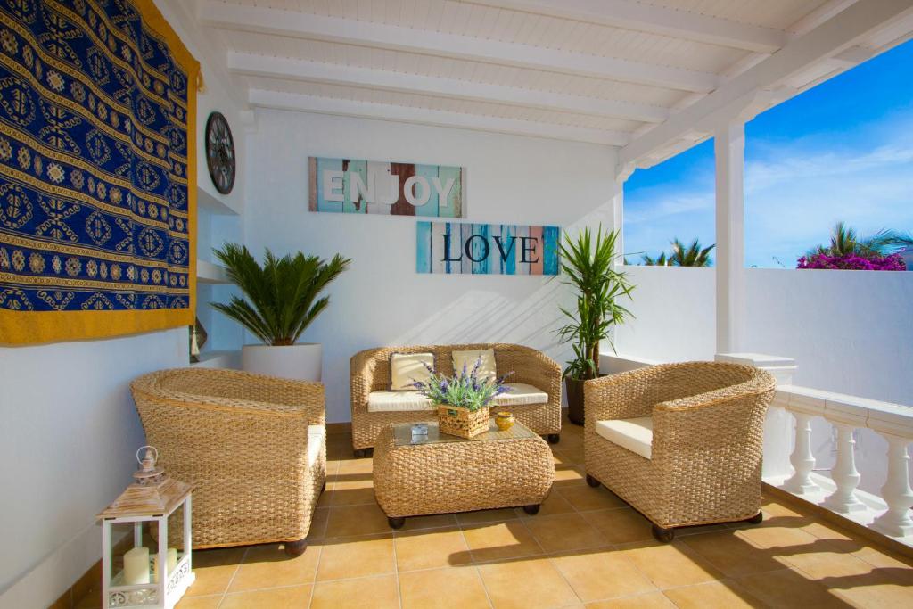 A seating area at SUEÑOS DEL MAR by Buenavilla