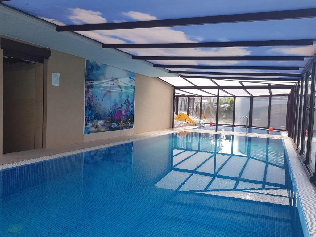 加茨比亞格拉的住宿－Hotel SPA Activia，大楼内的大型游泳池