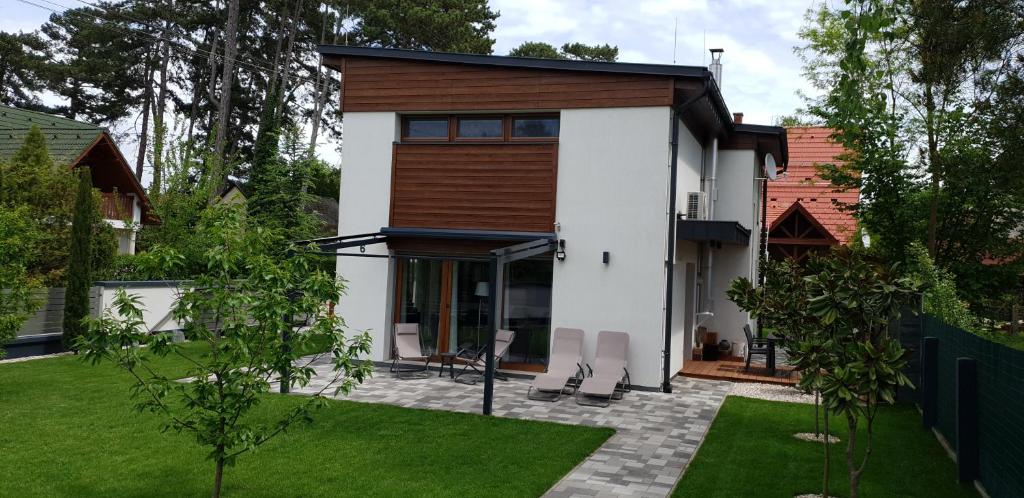 Casa moderna con fachada de madera en Stay with Gamauf en Fonyód