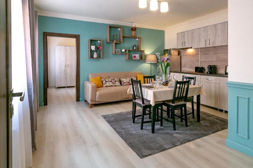 eine Küche und ein Esszimmer mit einem Tisch und Stühlen in der Unterkunft Smart Apartments in Sighişoara