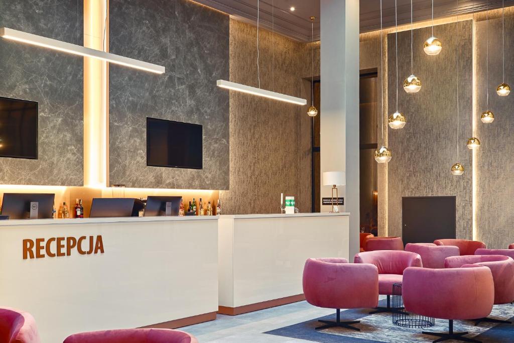 Televízia a/alebo spoločenská miestnosť v ubytovaní Grand Focus Hotel Szczecin