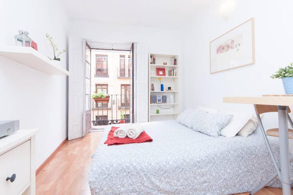 Postel nebo postele na pokoji v ubytování Estudio Magdalena, pleno centro de Madrid