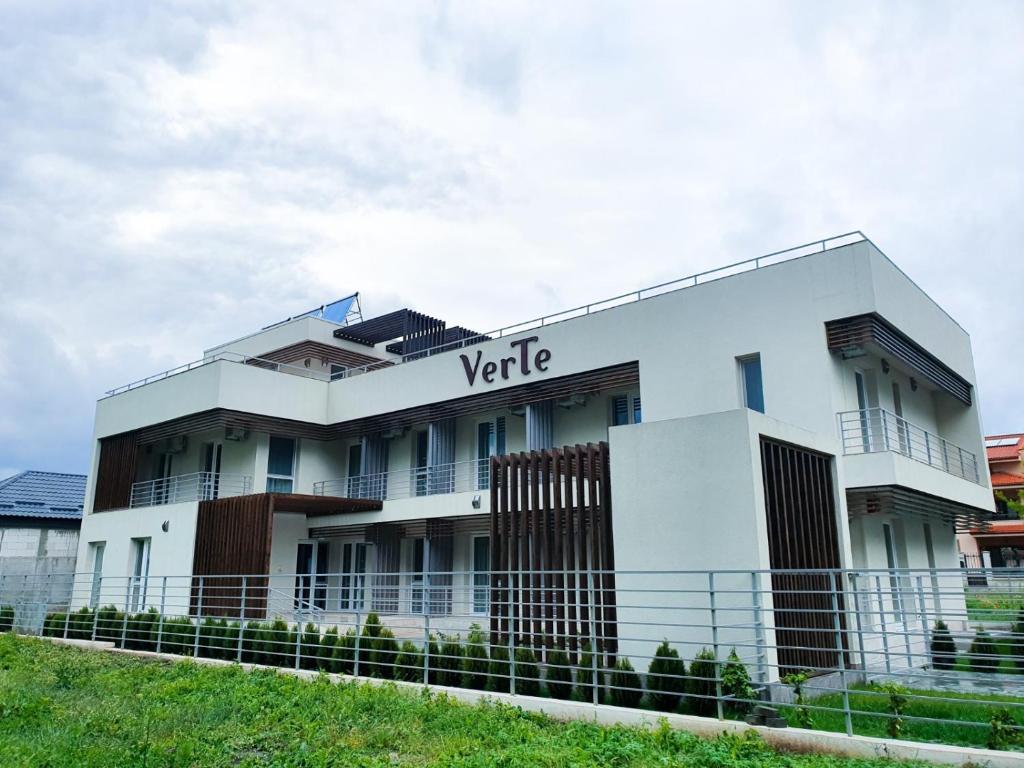 Un bâtiment blanc avec le mot yale sur lui dans l'établissement VerTe, à Techirghiol
