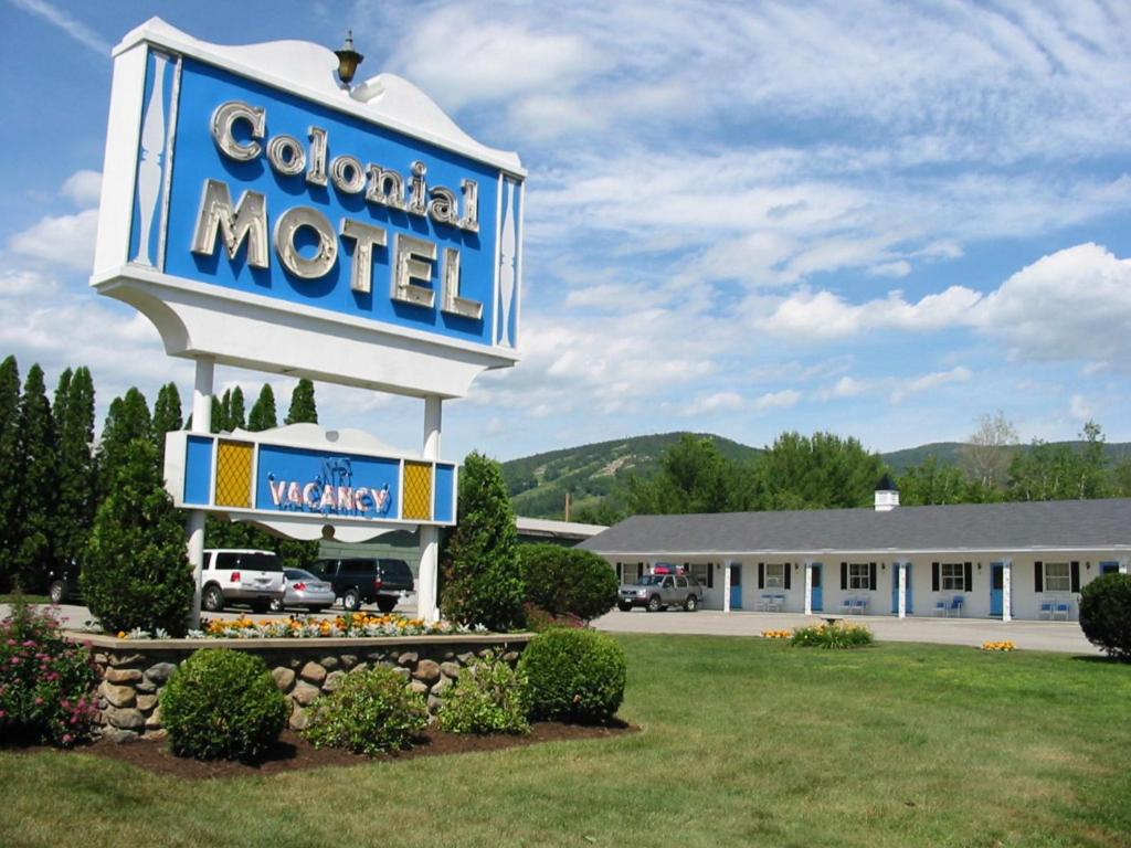 Nespecifikovaný výhled na hory nebo výhled na hory při pohledu z motelu