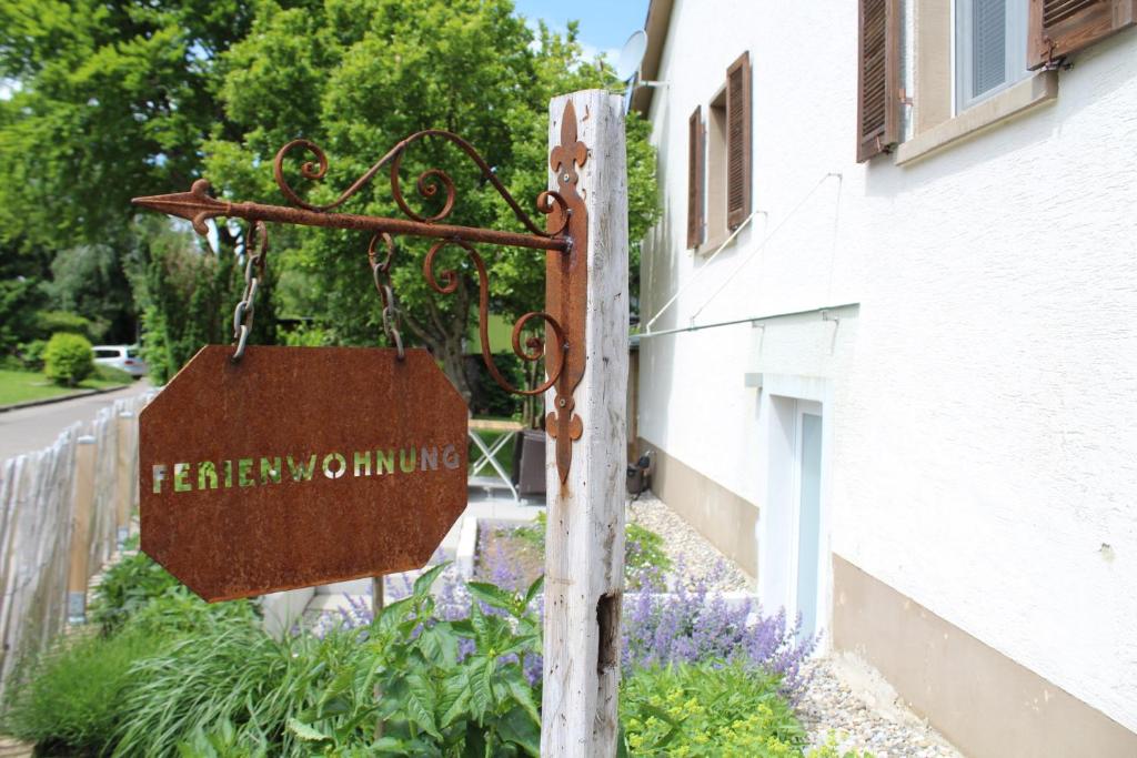 una señal para la entrada a una casa en Ferienwohnung Im Weingewölbe, en Staufen