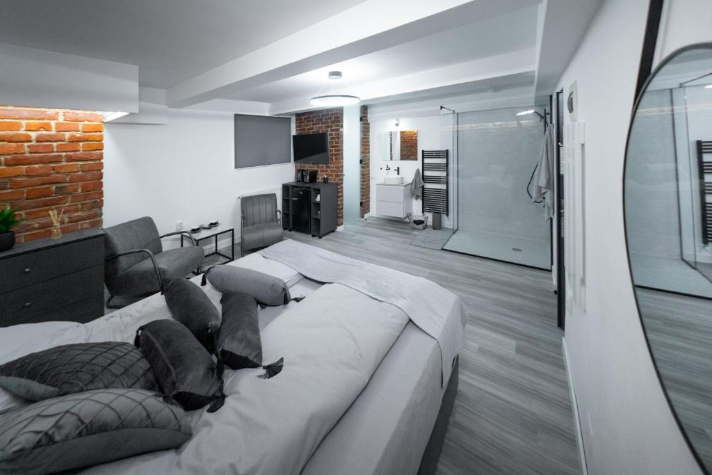 1 Schlafzimmer mit einem großen Bett und einem Badezimmer in der Unterkunft Sibiu Escape Residence in Sibiu
