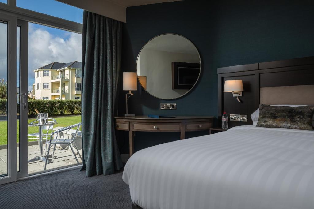 Postel nebo postele na pokoji v ubytování Connemara Coast Hotel
