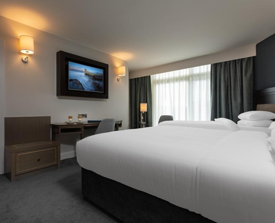 Postel nebo postele na pokoji v ubytování Connemara Coast Hotel