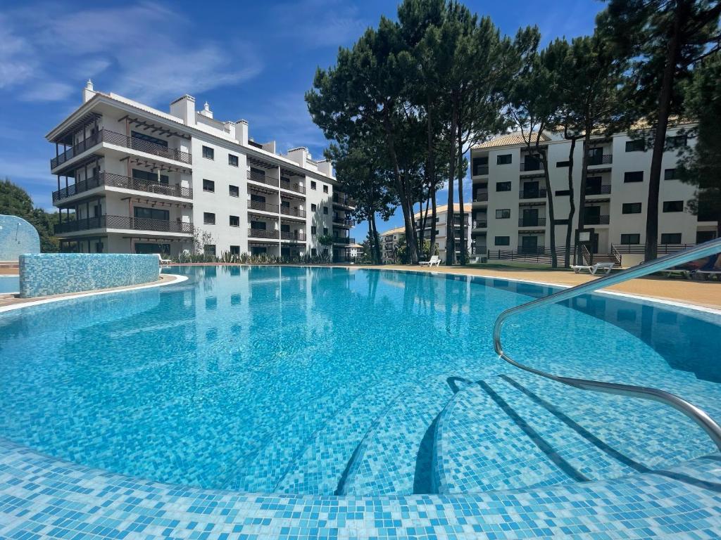 een groot zwembad voor een gebouw bij Falesia Beach Apartment in Albufeira