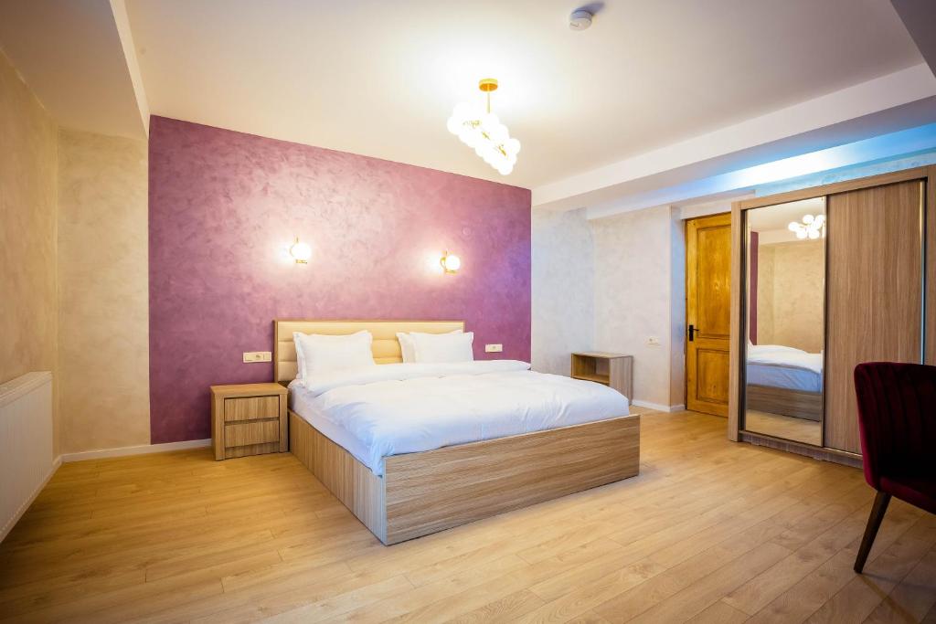 Postel nebo postele na pokoji v ubytování Hotel Mestia Inn