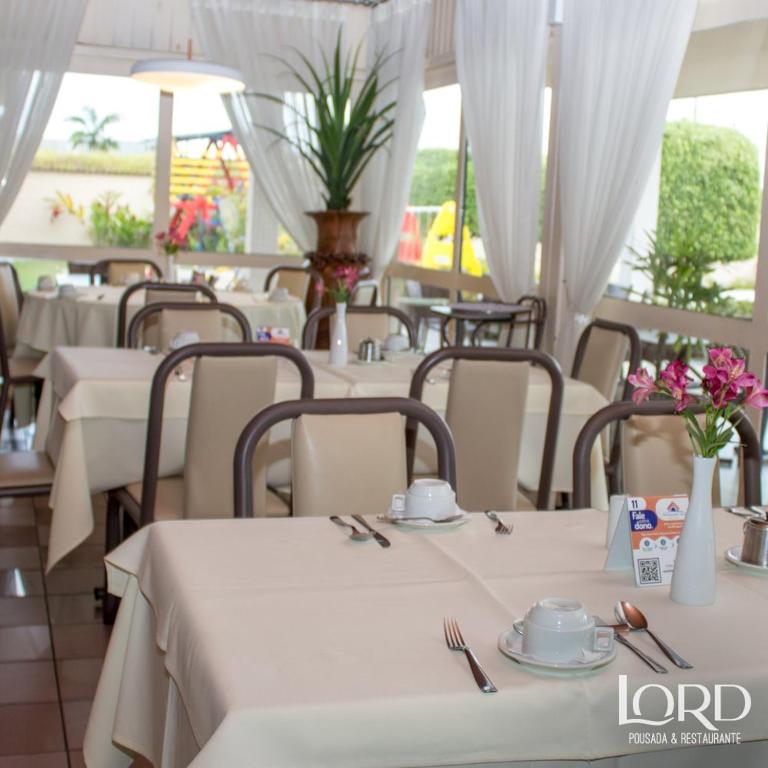 Restaurace v ubytování Hotel Pousada Lord