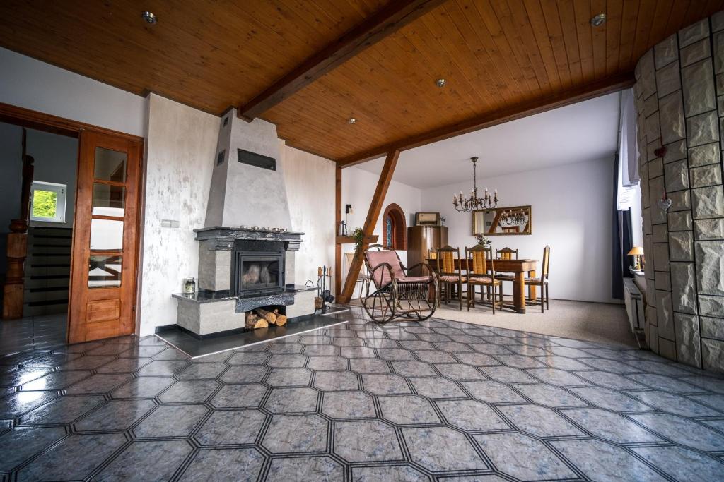 Fotografia z galérie ubytovania Dom na wzgórzu z widokiem na jezioro z balią i sauną v destinácii Lipnica