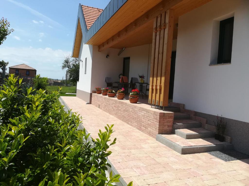 patio domu z doniczkami w obiekcie Edina Vendégház-Gyenesdiás w Gyenesdiás