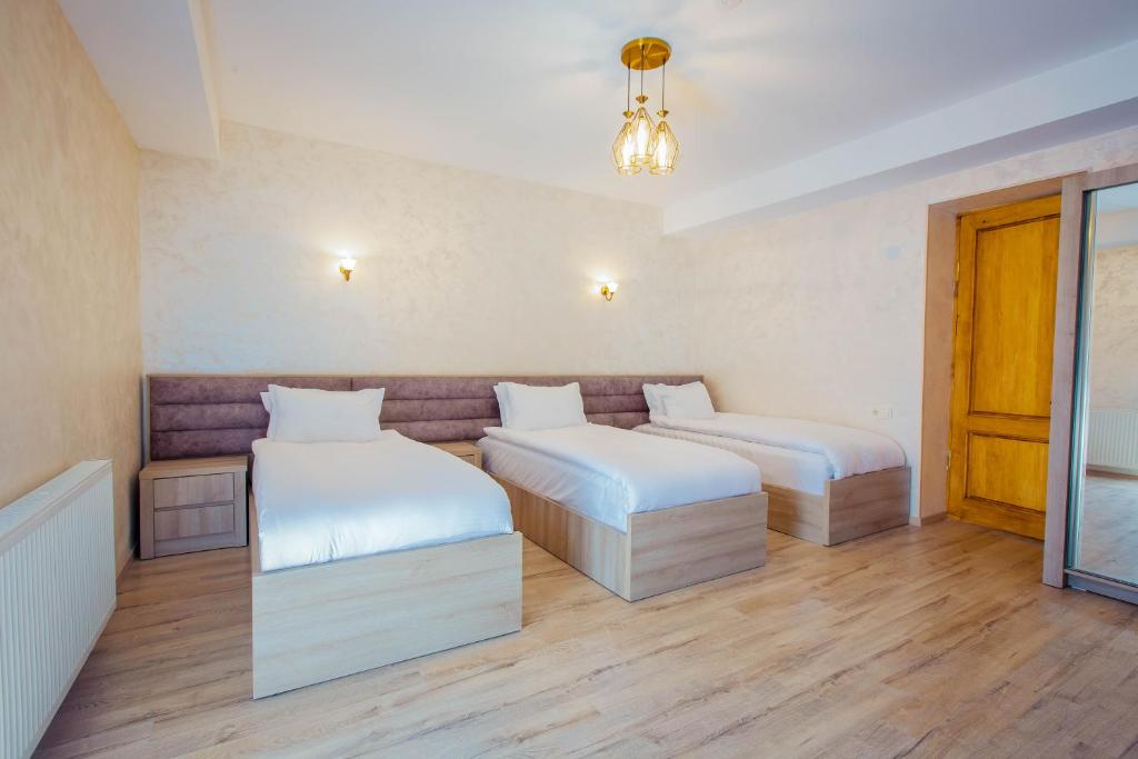 Postel nebo postele na pokoji v ubytování Hotel Mestia Inn