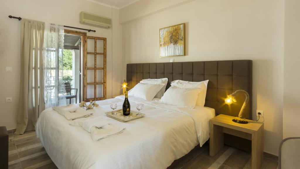 Postel nebo postele na pokoji v ubytování Goudelis Apartments